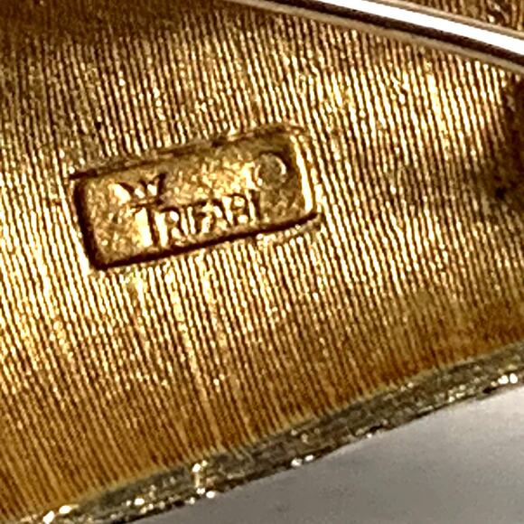 RARE Crown Trifari Question Mark Brooch Textured Geometric Gold Tone Signed - Picture 4 of 6